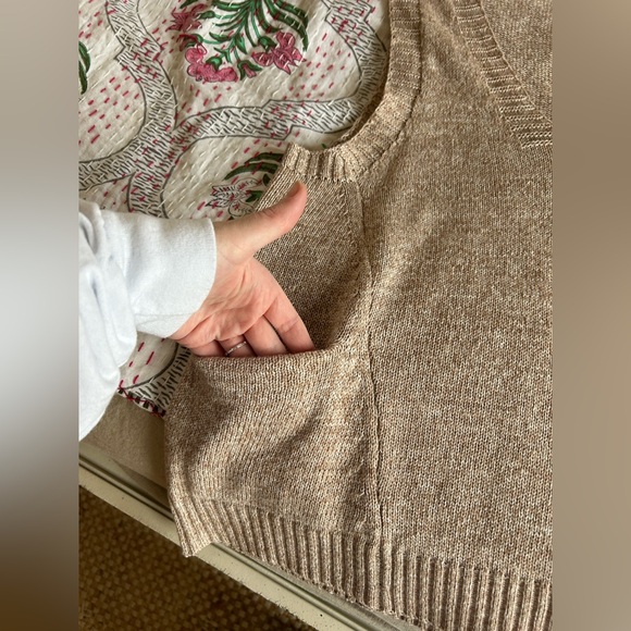 NWOT! Sweater vest with pockets - Picture 5 of 5